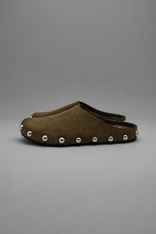 Zueco con tachas